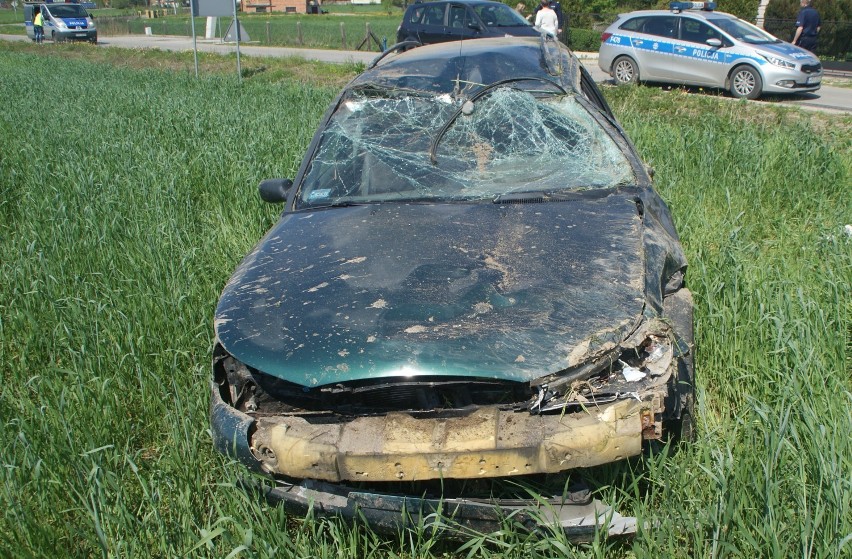 Powiat radomszczański: Pijany kierowca uciekł z miejsca wypadku, zostawił 17-latkę