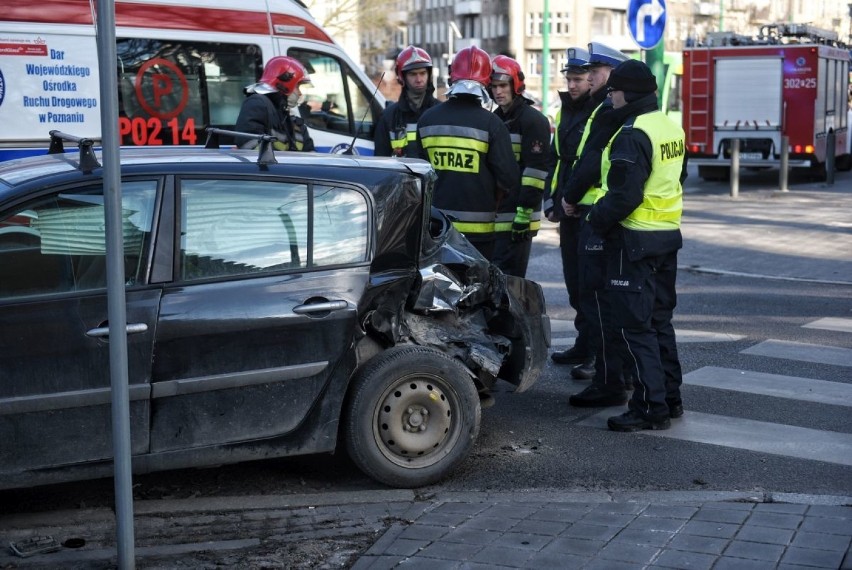 Poznań: Samochód zderzył się z tramwajem na Grunwaldzkiej. Są poszkodowani [ZDJĘCIA]