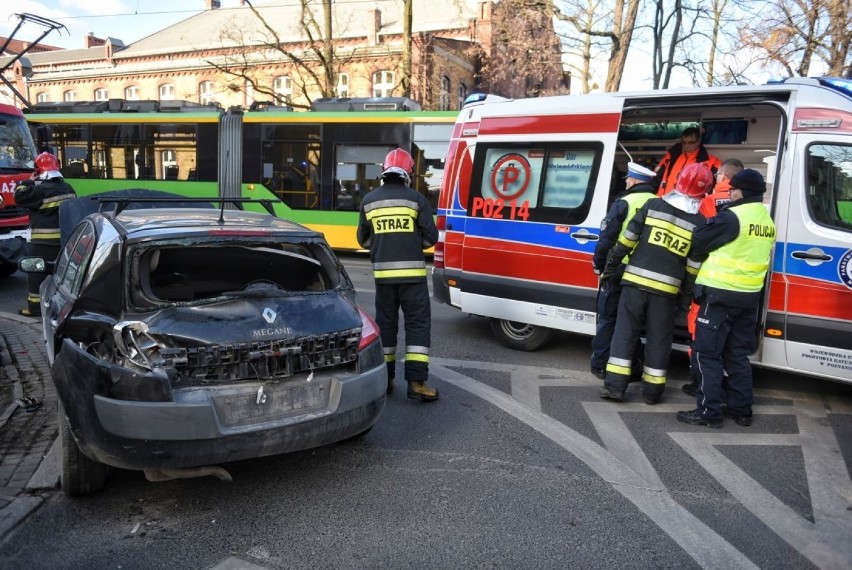 Poznań: Samochód zderzył się z tramwajem na Grunwaldzkiej. Są poszkodowani [ZDJĘCIA]