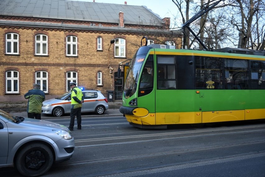 Poznań: Samochód zderzył się z tramwajem na Grunwaldzkiej. Są poszkodowani [ZDJĘCIA]