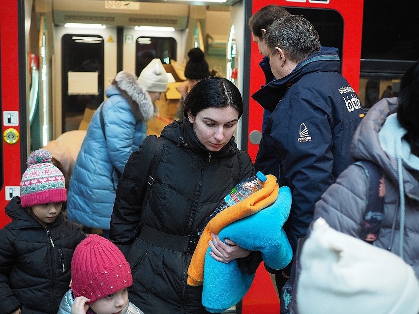 Pociąg ŁKA przywiózł do Łodzi 300 uchodźców z Ukrainy ZDJĘCIA