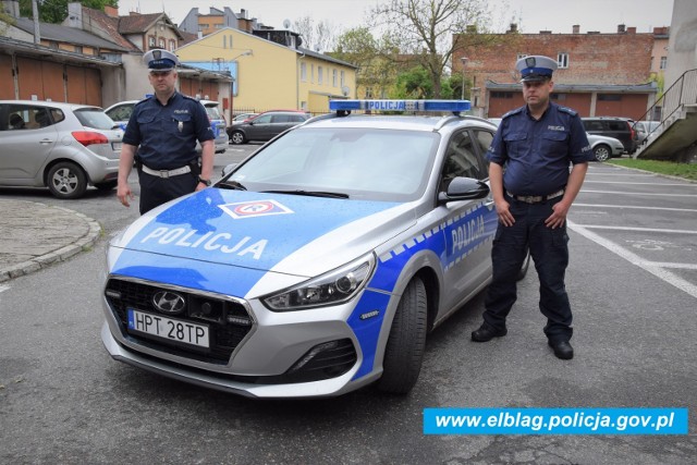 od lewej asp.szt. Grzegorz Doroz oraz mł. asp. Piotr Szpak, którzy na codzień pełnią służbę w Wydziale Ruchu Drogowego KMP w Elblągu. W sobotę pierwsi byli na miejscu i uratowali tonącego 28-latka