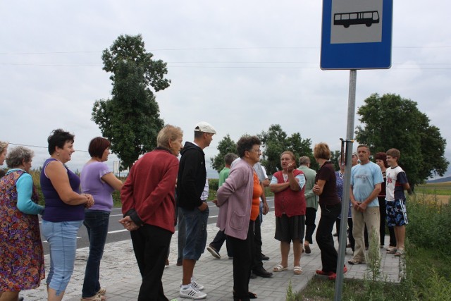 Mieszkańcy Siemięrzyc liczą na to, że w czasie ich oczekiwania na autobus nie zacznie padać deszcz.