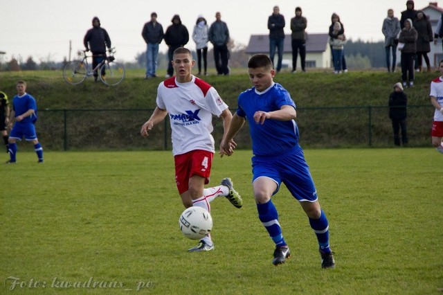 ŁKS (białe stroje) pokonał Mierzyn 5:0