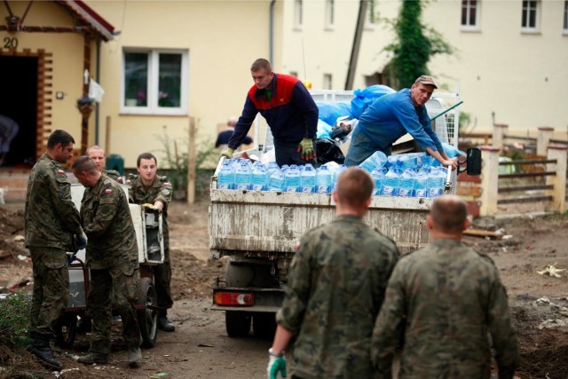 Trwa interwencja wyspecjalizowanych jednostek wojskowych w powiecie tucholskim. Żołnierze z Inowrocławia udrażniają Kamionkę i oczyszczają drogi.