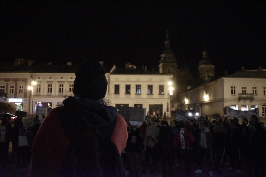 Czwarty dzień „Piekła kobiet”. Protestujący nie odpuszczają