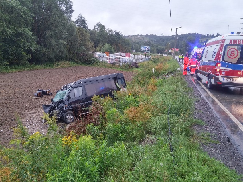 DK 28. Poważny wypadek busa w Nowym Sączu, jedna osoba nie żyje, są ranni