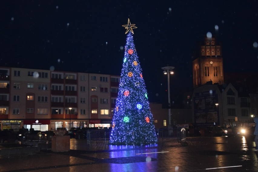 Lębork. Na placu Pokoju stanęła choinka [ZDJĘCIA]