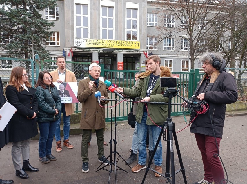 Konferencja prasowa gdańskich radnych KO przed Centrum...