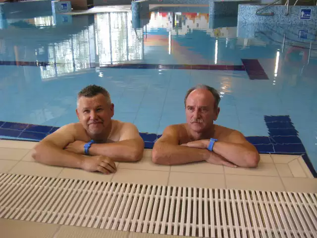 Dyrektor aquaparku Krzysztof Kijak (z prawej) razem z Dariuszem Kubickim, dyrektorem Miejskiego Ośrodka Sportu i Rekreacji zapraszają na urodziny