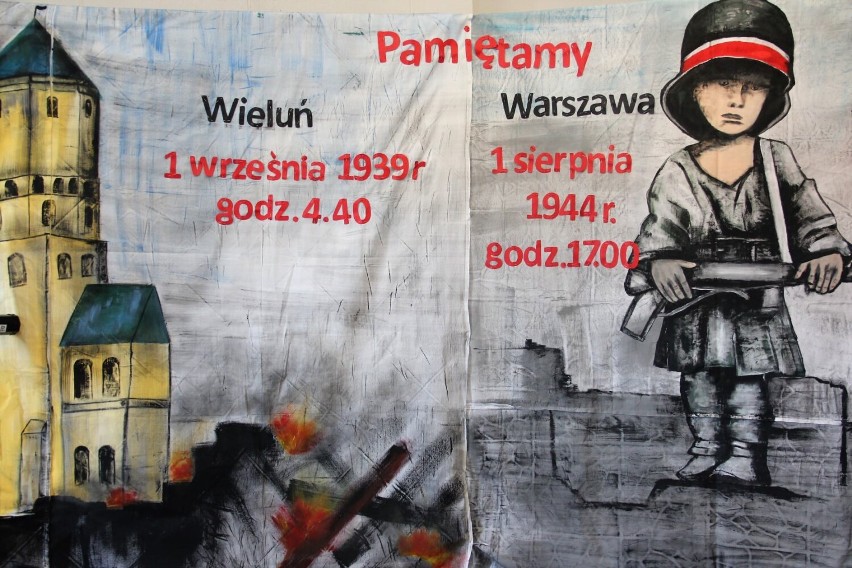 Mieszkańcy DPS w Skrzynnie złożyli hołd walczącym podczas II Wojny Światowej występem "Dziś idę walczyć mamo"