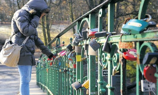 Zdaniem niektórych, kłódki miłości dodają uroku japońskiemu mostkowi.