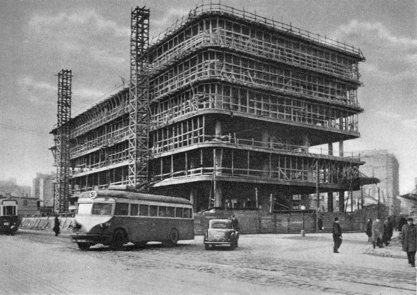Trolejbus linii 51 wyjeżdżający z ul. Brackiej w kierunku placu Trzech Krzyży, 1950