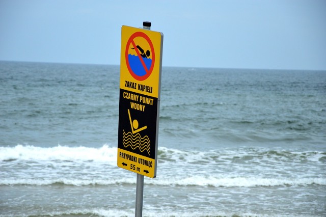 Takie oznakowanie stanęło na plaży w Darłówku Zachodnim po utonięciu młodego mężczyzny