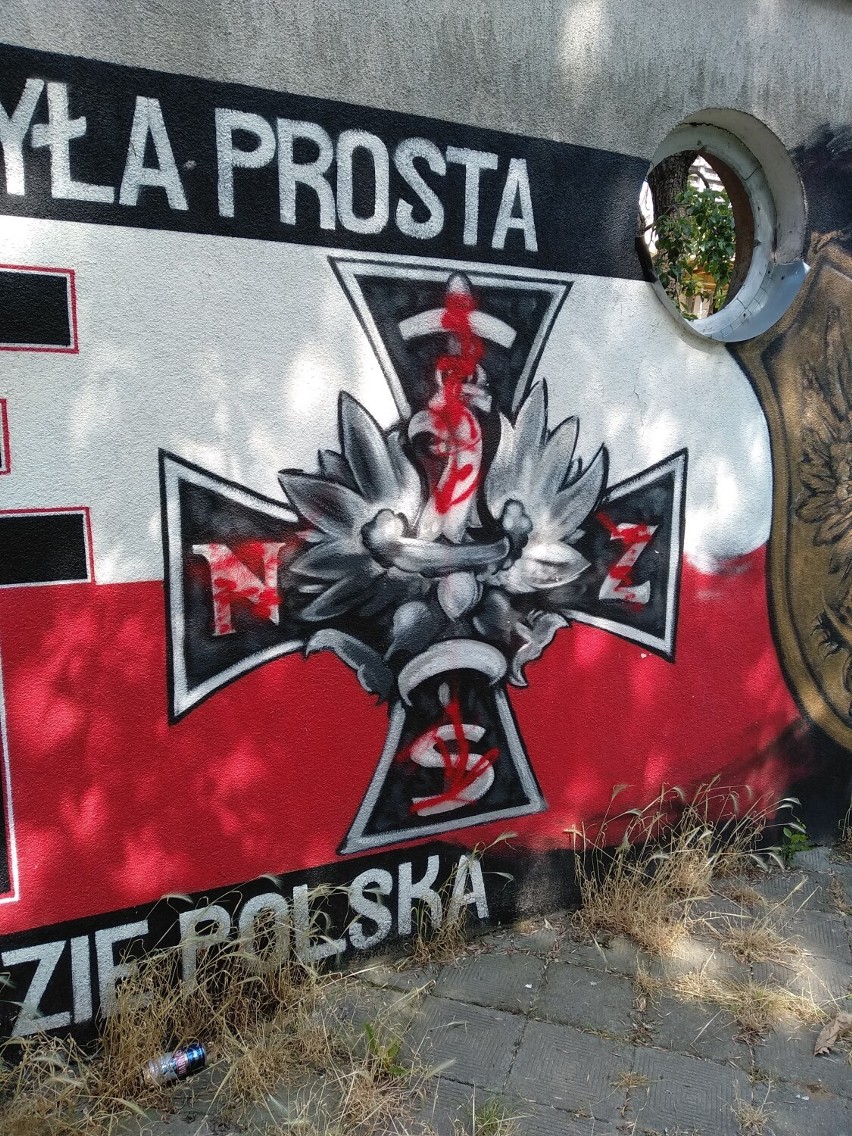 Wandale zniszczyli patriotyczny mural w Kaliszu. Jest...