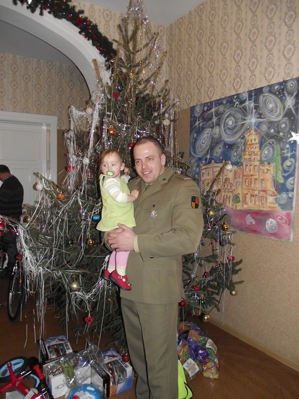 Delegacja żołnierzy 1 Brygady Logistycznej odwiedziła Dom Dziecka w Kołdrąbiu pod Bydgoszczą [FOTO]
