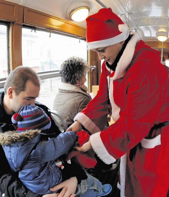 W sobotę święty Mikołaj rozdawał upominki w tramwajach i ...