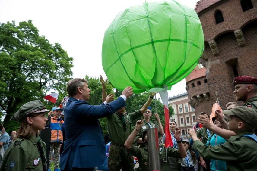 Kraków pobił rekord długości biało-czerwonej flagi [ZDJĘCIA]