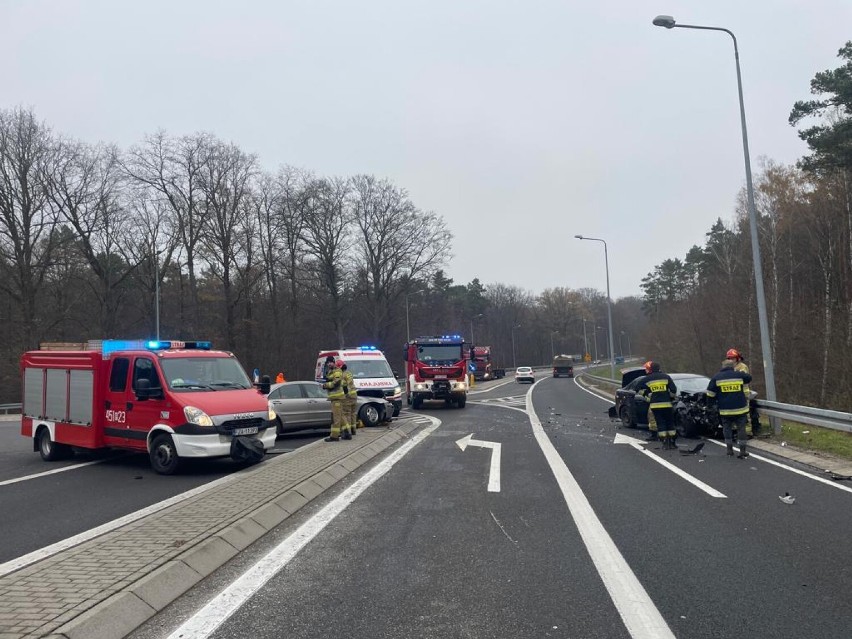 Poważny wypadek na łęknickiej obwodnicy. Na miejscu pracują...