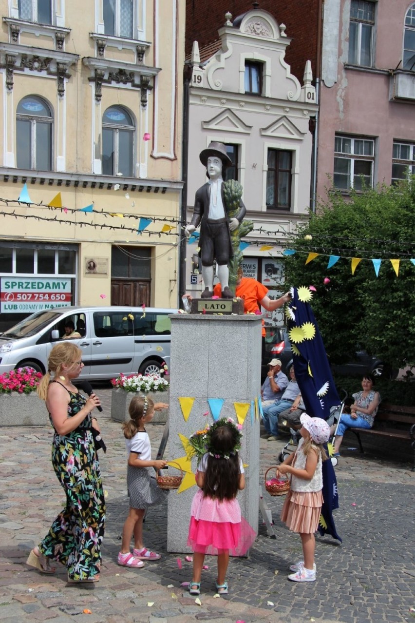 Tczew: dzieci przywitały lato i odsłoniły figurkę tej pory roku na pl. Hallera [ZDJĘCIA]