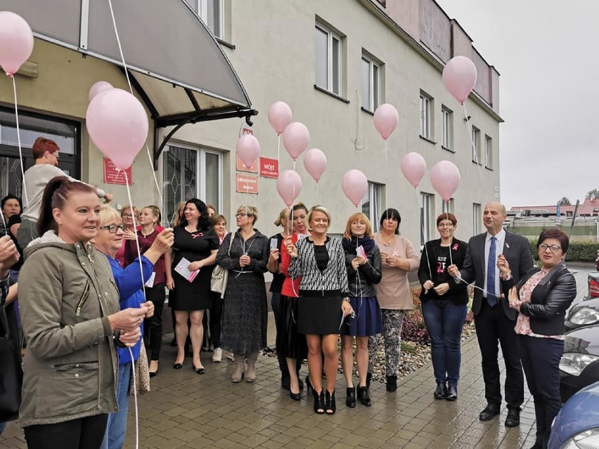 Gmina Darłowo: Rozpoczęli kampanię "Październik - miesiącem walki z rakiem piersi" [ZDJĘCIA]