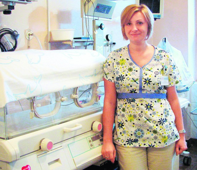 Dr Joanna Szczepańska-Kłakus przy inkubatorze w nowej poradni neonatologii