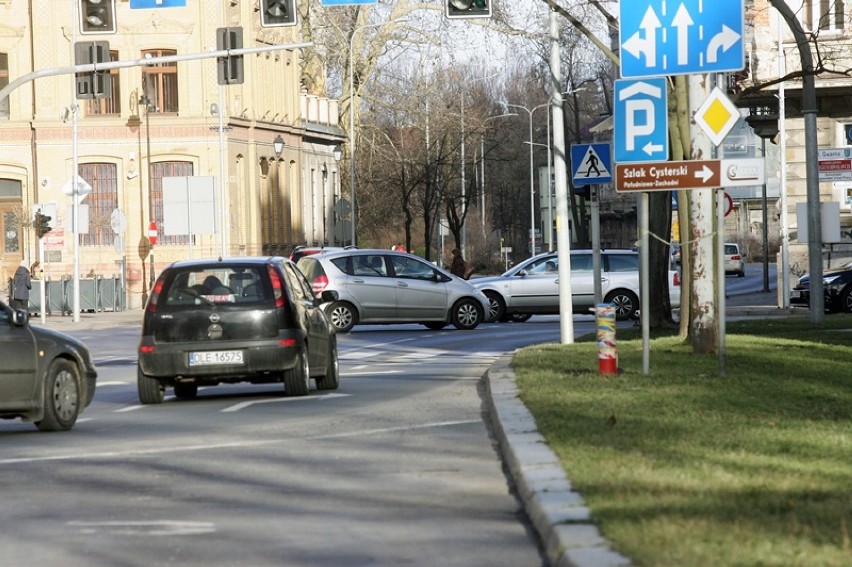 Sygnalizacja świetlna na skrzyżowaniu ulic Skarbka i Jaworzyńskiej będzie naprawiona [ZDJĘCIA]