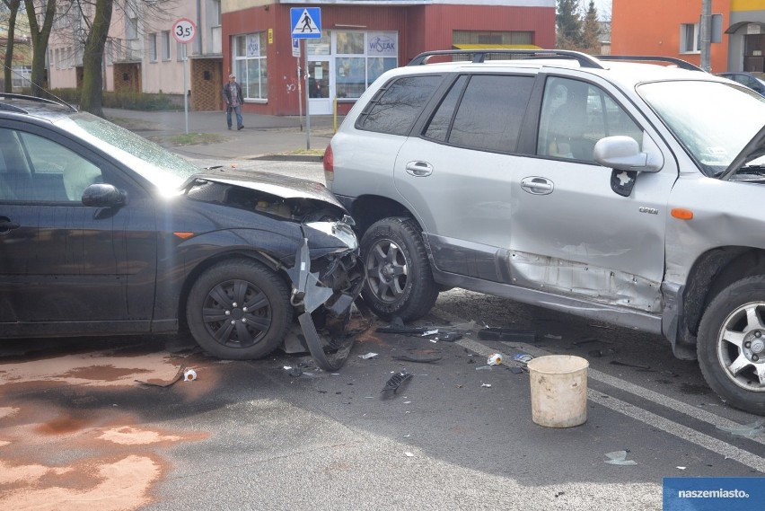 Wypadek na skrzyżowaniu Barska - Żytnia we Włocławku. Zderzenie trzech samochodów, w tym nauki jazdy [zdjęcia] 