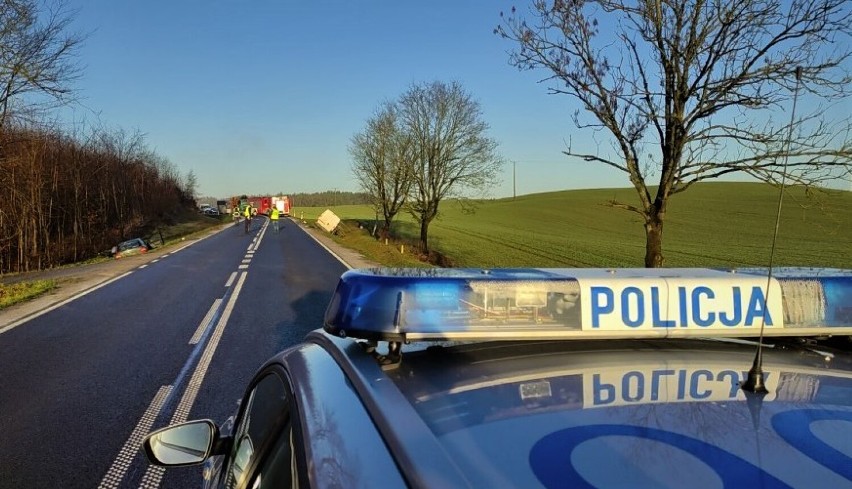 Wypadek na wojewódzkiej 209 w gminie Borzytuchom. Opel zderzył się z fiatem. Oba auta w rowie