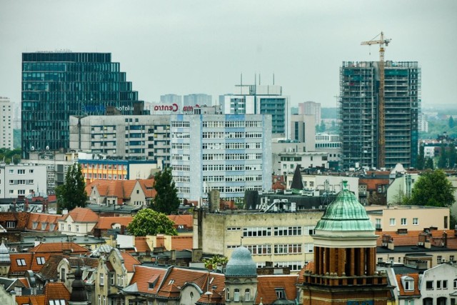 W całej Polsce ponad 3,2 mln osób codziennie dojeżdża do pracy do innego miasta, niż to, w których mieszkają. W czołówce rankingu gmin, gdzie jest najwięcej dojeżdżających pracowników, znalazł się Poznań. Zobacz ranking w galerii. 

Przejdź dalej --->

Dane pochodzą z Głównego Urzędu Statystycznego.
