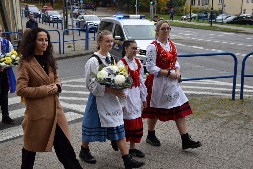 Święto św. Brunona, patrona Kartuz - delegacje złożyły kwiaty pod figurą