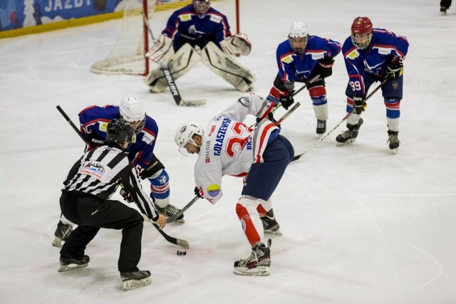 Hokeiści BKS Bydgoszcz pewnie wygrali z PTH Koziołki Poznań 12:5 w kolejnym meczu II ligi hokeja na lodzie (grupa północna).

ZDJĘCIA Z TRYBUN I TAFLI TORBYDU >>>>>>