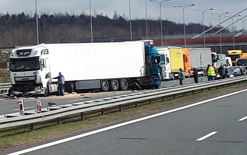 Wypadek na autostradzie A4 w Gliwicach. Droga w kierunku...