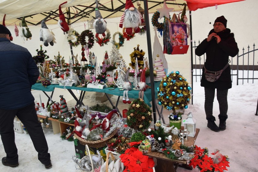 Jarmark Bożonarodzeniowy w Ogrodzieńcu. Mieszkańcy ubrali choinkę FOTO