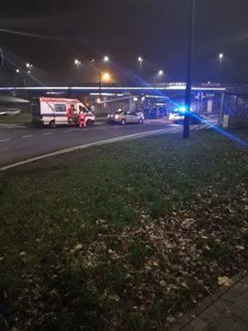 Wypadek w Sosnowcu.  Policyjny radiowóz uderzył w wiatę przejścia podziemnego. 