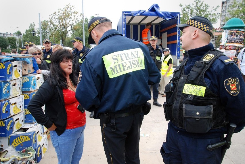 Handlarze znów pokonali urzędników. Kolejna bitwa z pudlarzami w Łodzi (ZDJĘCIA)