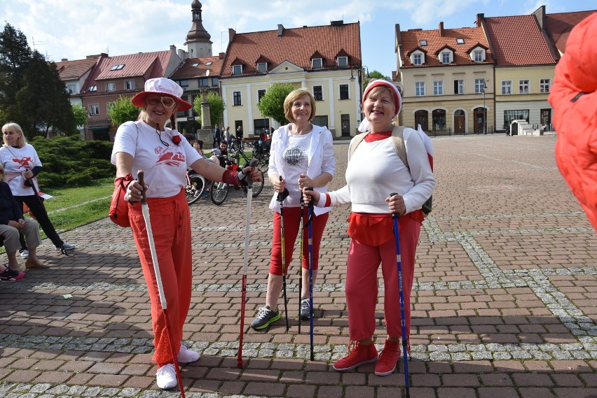 Żorski marsz nordic walking w biało czerwonych barwach! Żorzanie ponieśli flagi z rynku na Cegielnię