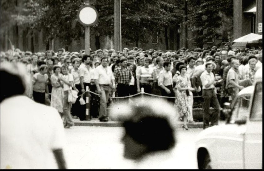 13 sierpnia 1982 roku. Manifestanci na ulicy Nowej Huty.