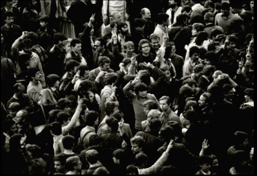 13 maja 1982 roku. Manifestanci na Rynku Głównym.