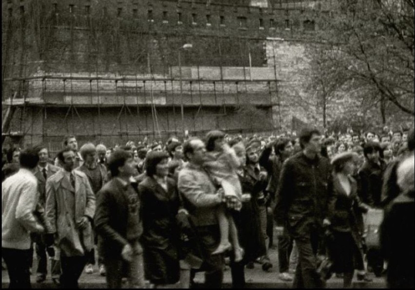 3 maja 1982 roku. Manifestanci pod Wawelem.