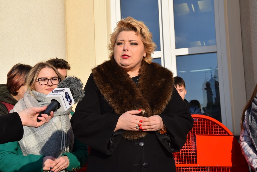 Walentynki w Sokółce. Burmistrz zachęca do wrzucania korków do pojemników-serc. Mówiła też o śmieciach (zdjęcia)