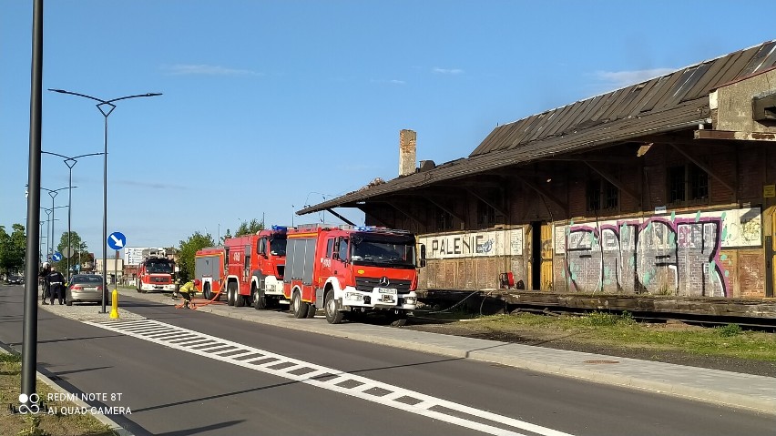 Paliły się śmieci w magazynie obok dworca PKP. Interweniowała straż pożarna