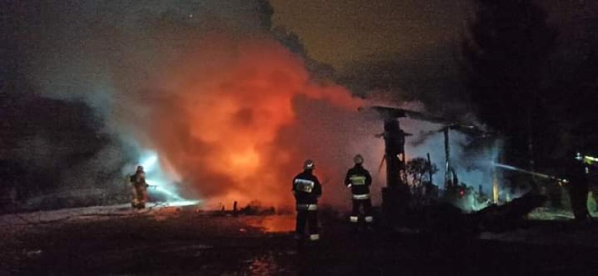 Nocny pożar budynku gospodarczego w Dalęcinie koło Szczecinka [zdjęcia]