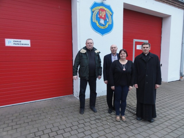Od lewej: Marek Krawyciński, Małgorzata Czarnecka-Szafrańska i Ryszard Trojanowski oraz ks. Piotr Wrzesiński