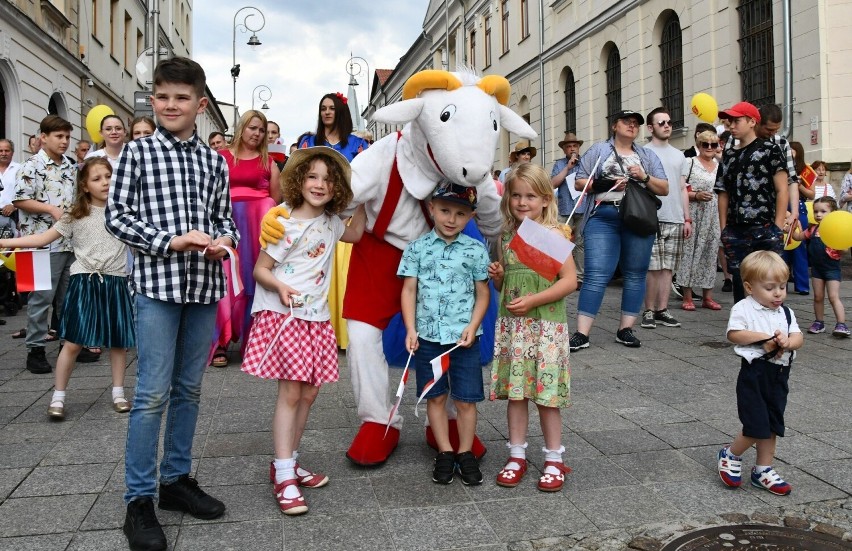 Setki osób wzięły udział w Marszu dla Życia i Rodziny ulicami Kielc. Zwieńczeniem Marszu jest X Uwielbienie w Centrum Miasta