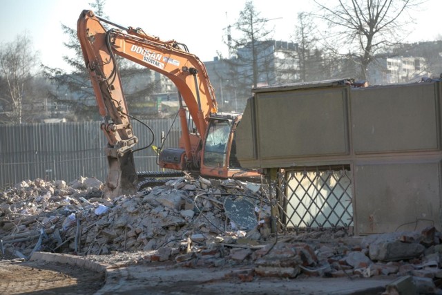 Wyburzanie budynku Elbudu