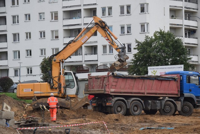 Budowa ronda na skrzyżowaniu Podmiejskiej i Wyszyńskiego w Kaliszu. Zobacz, jak przebiegają prace