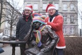 "Wigilia ze Smoleniem" w Poznaniu: Opłatek, potrawy wigilijne i kolędy, a do tego - ubieranie świątecznie rzeźby satyryka. Zobacz zdjęcia!