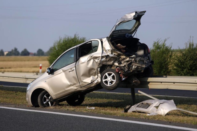 Wypadek na krajowej jedynce pod Piotrkowem - zderzyły się hyundai i audi