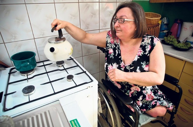Mariola Papiewska po sześciu operacjach, w sierpniu 2009 roku, straciła nogi. Ponieważ mieszkała na drugim piętrze w bloku bez windy, została uwięziona w czterech murach.